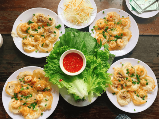 ‘Hunting’ 8 delicious Banh Khot shops in Vung Tau, visitors coming in and out