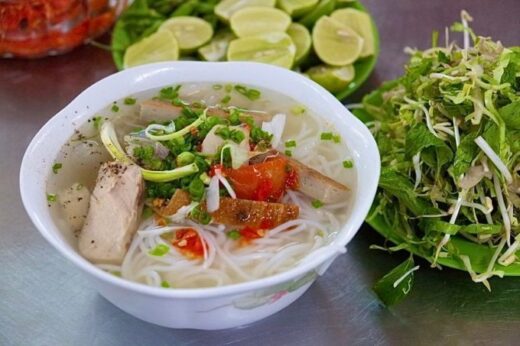 The 40-year-old fish noodle shop attracts customers in Nha Trang