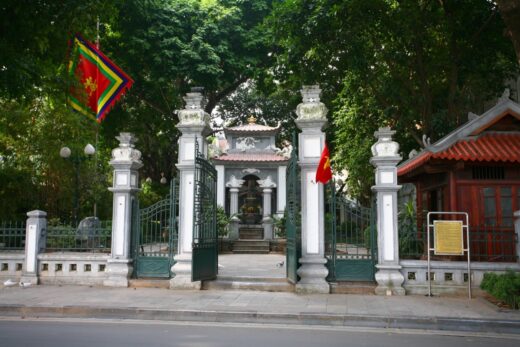 Statue of King Le by Guom Lake