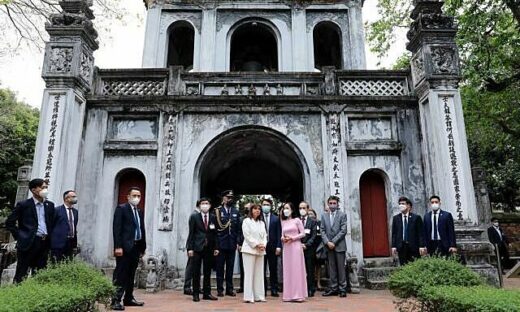 Greek president visits Vietnam's iconic tourist destinations