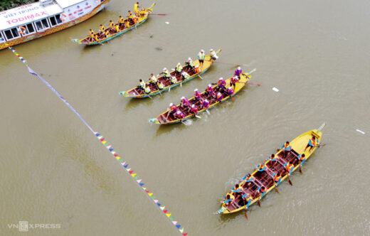 Boat racing festival on Rao Cai river