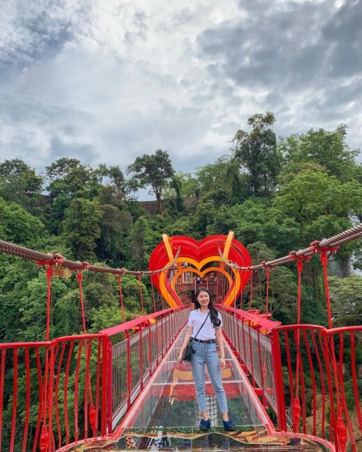 The glass bridges in the Northwest have a very beautiful view, bringing a strong feeling to visitors when checking in