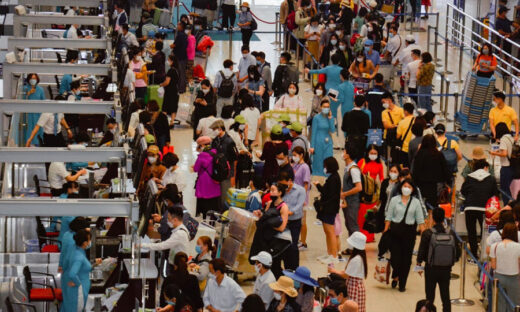 Airports see 30 pct surge in passengers during weekend holiday