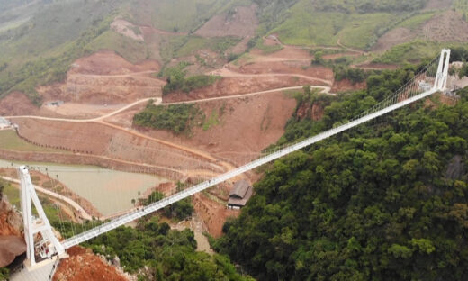 Spectacular glass-bottom bridge opens for daredevils