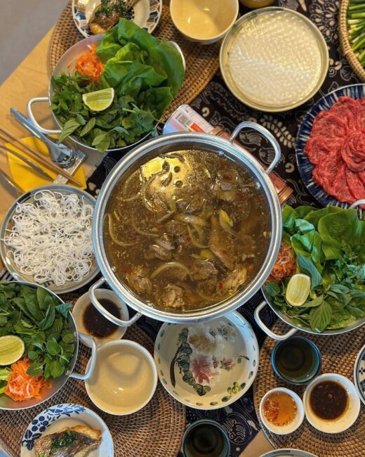 Delicious Vietnamese specialty hot pot dishes ‘out of dipping sauce’