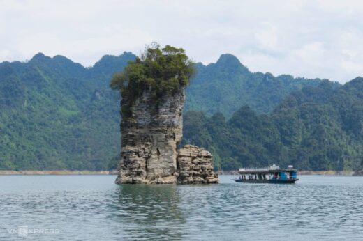 The bridge stone pile is found in the middle of the Na Hang hydroelectric lake