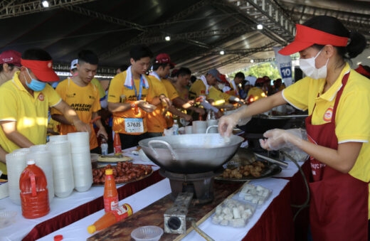 Runner eats free after running VM Ha Long