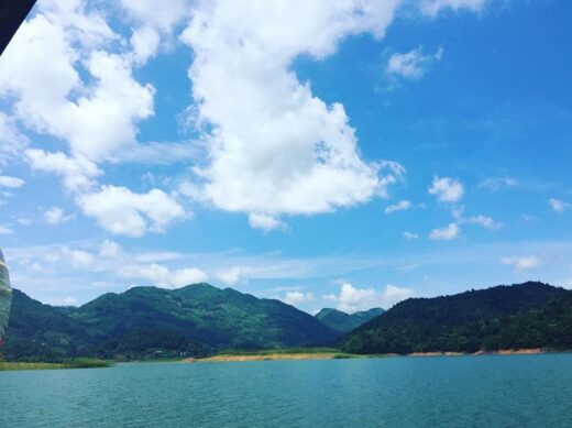 Why is the Bac Giang Cam Son Lake tourist area likened to ‘Ha Long Bay on the mountain’?