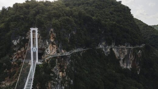 Satisfied with the world’s longest and majestic pedestrian glass bridge between the mountains and forests of Vietnam