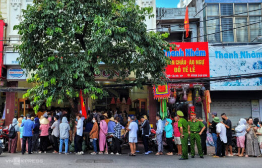 Queuing from 4 am to buy mooncakes