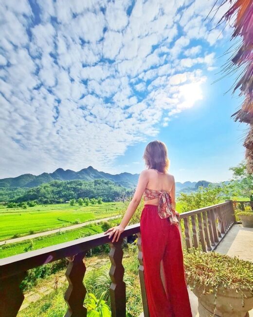 What is the most beautiful season of the year when traveling to Hoa Binh?