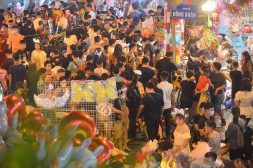 Photo, clip: People in 3 regions eagerly flocked to the streets to play Mid-Autumn Festival