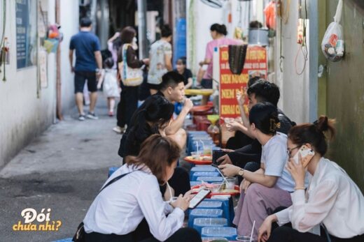 Invite each other to eat at the famous “capital of grilled spring rolls” in the cathedral quarter of Hanoi