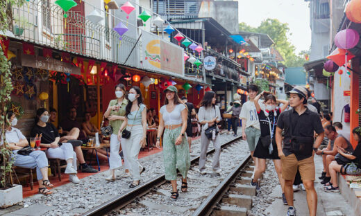 ​Hanoi told to close coffee shops, selfie hotpots on 'train street'