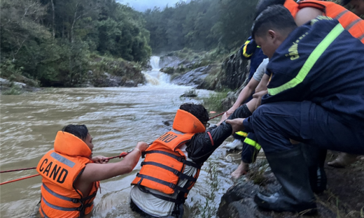 Camping, outdoor activities banned at tourist sites near Da Lat on flooding, landslide fears