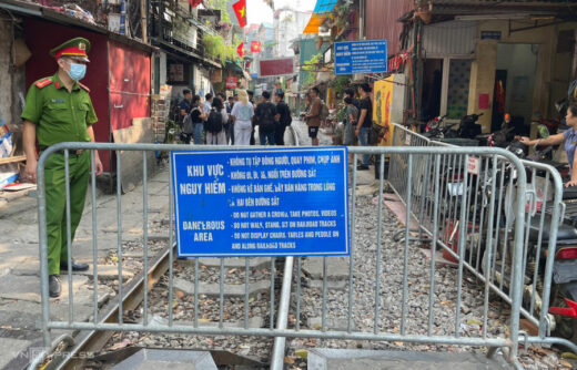 Hanoi sets up barriers along Train Street to prevent tourists' entry