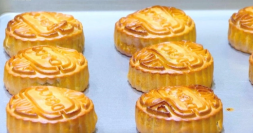 Close-up of the process of gilding super luxurious moon cakes in Hanoi