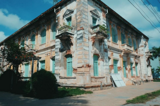 Lost in the most majestic 137-year-old abandoned mansion in the ancient region