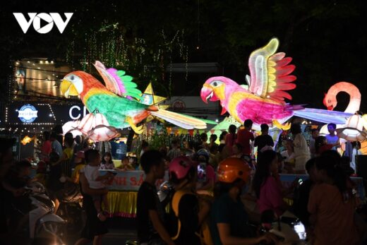 “Sea of ​​people” take to the streets to process the giant Mid-Autumn Festival lights in Tuyen Quang