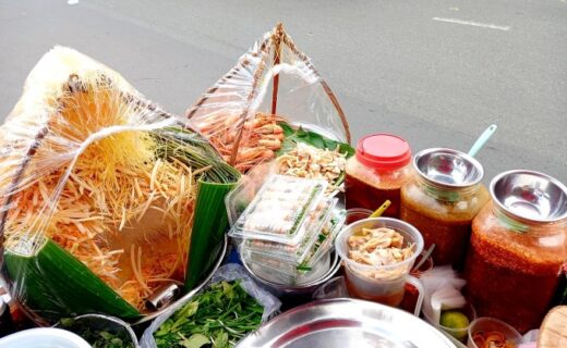 Carrying crayfish papaya attracts customers in Saigon