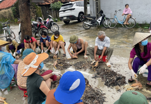 The whole village neighborhood gathered to ‘rescue’ the farm of 4,000 chickens that was submerged by the flood