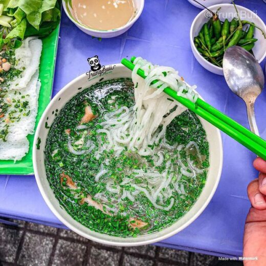 What dishes are worth trying at the famous Phan Xich Long food court in Ho Chi Minh City?