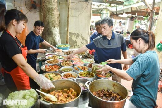 The “dust” rice shop has a menu of nearly 50 dishes, more than 25 years of working with Hanoi people