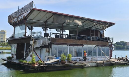 Hanoi dismantles floating restaurants, cruise ships in West Lake