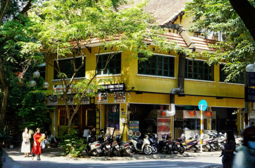 Hanoians flock to the streets to enjoy the autumn weather