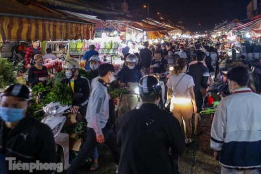 The largest night flower market in Hanoi is crowded with customers before October 20