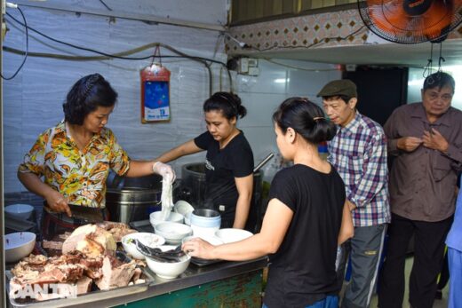 Hanoi Pho shop sells hundreds of bowls/per day thanks to the owner’s “super-memory”