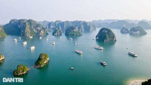 The “slanted” island has a unique crescent-shaped beach in Ha Long