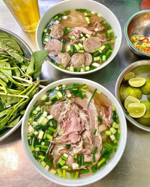 Pho shops from the “grandparents” era in Ho Chi Minh City are still crowded despite the time