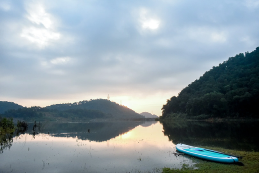 Beautiful lakes near Hanoi make tourists “fall in love”