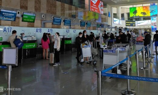 Int'l air passengers to Vietnam in October down 60%