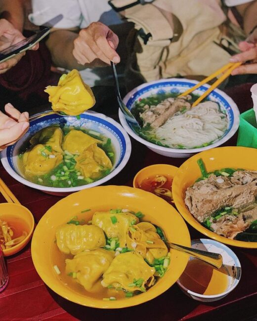 Attending a series of high-priced sidewalk restaurants, but still crowded with customers to eat in Ho Chi Minh City