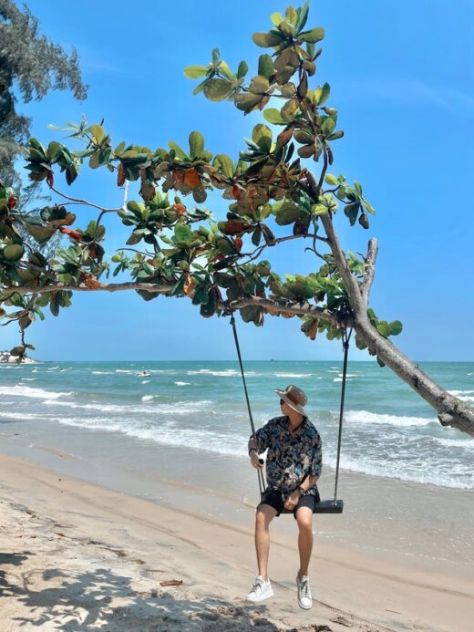 What does the beach resort appearing in Binh Thuan have that anyone who comes to travel must admire and praise?