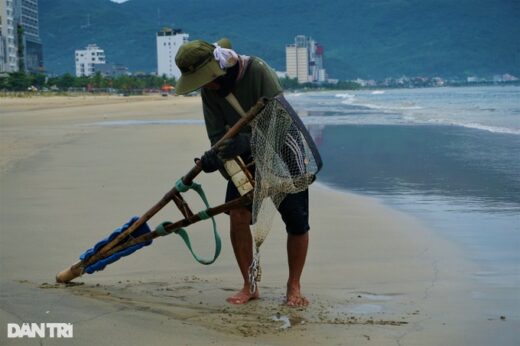 Following in the footsteps of the old fisherman, walking backward, pedaling the waves, filtering sand, and raking “sea pearls”