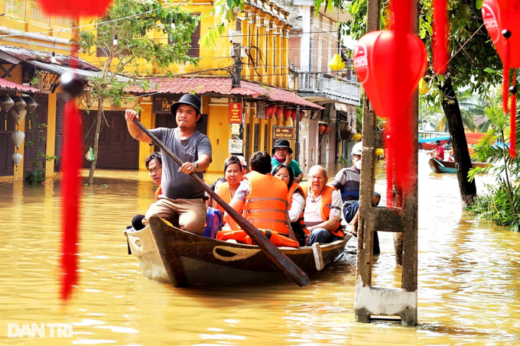 Make millions every day by carrying tourists to visit the old town in flood season