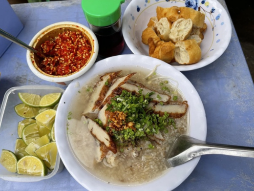 A bowl of hot porridge in the middle of the afternoon in Phu Quoc, why is it so reasonable in the rain