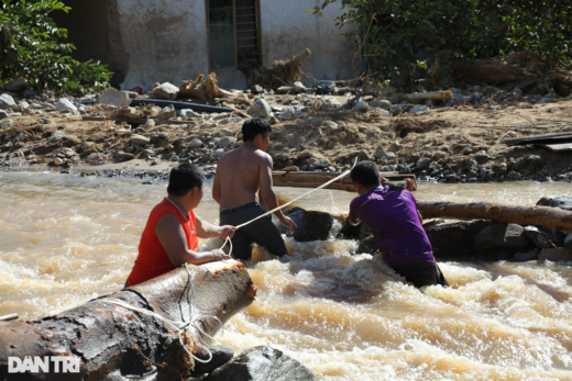 Running along the river to pick up the “golden fortune” after the flood