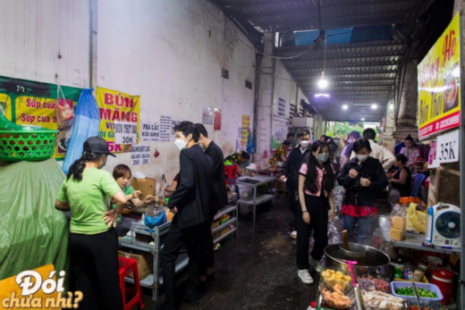 From time to time stop by alley 76 Hai Ba Trung, a famous super cheap dining place in the heart of District 1