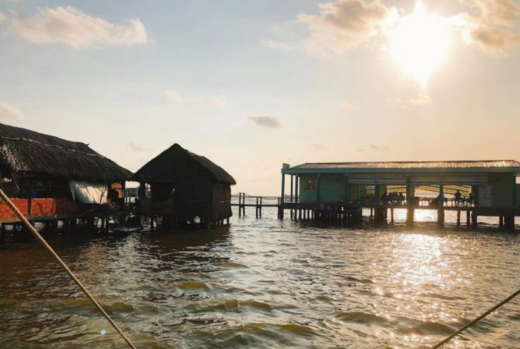 There is the strangest restaurant in the land of Ca Mau cape, lying in the middle of the lagoon, selling anything, customers will eat it