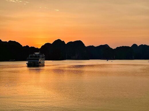 Cat Ba tourism in October: enjoy peaceful autumn, enjoy seafood