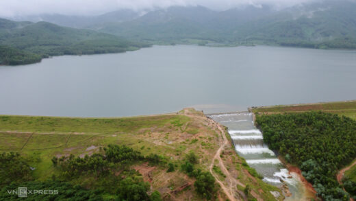 The rain team catches fish when the dam overflows