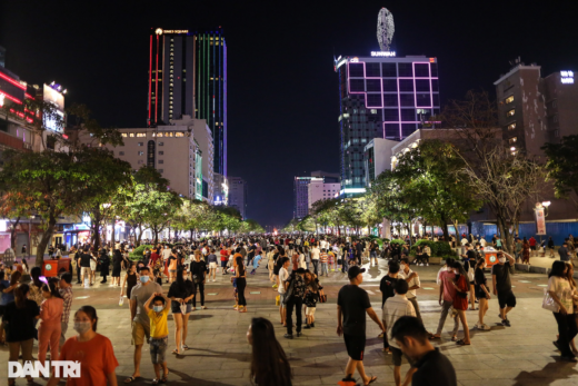 Young people in Ho Chi Minh City dressed up as strange to play Halloween early on Nguyen Hue Street