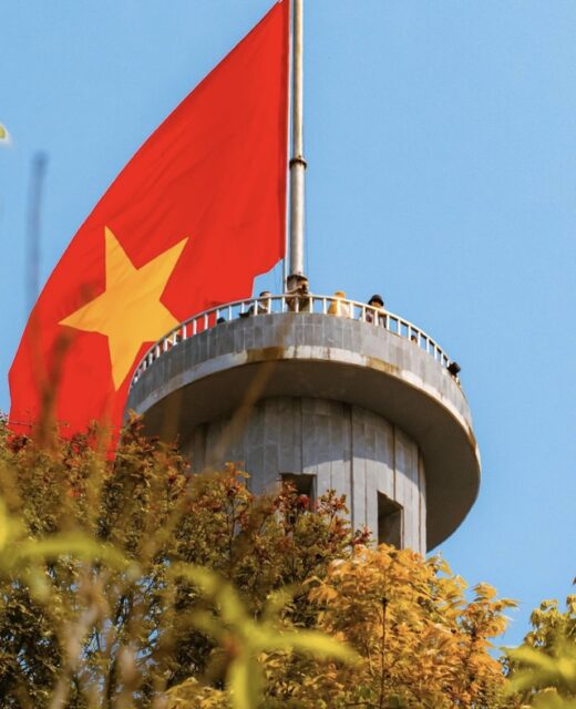 Lung Cu flagpole on the weekend: Tourists are crowded, waiting patiently to take “forever” photos.