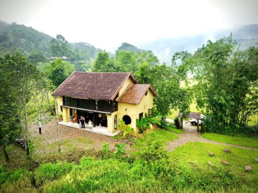 The small house in Phu Tho is located in the middle of a vast field, designed in the ‘grandparents’ era, but everyone likes it