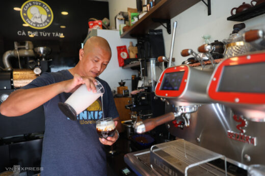 Coffee shop District 3, has no price, customers pay for themselves depending on their feelings