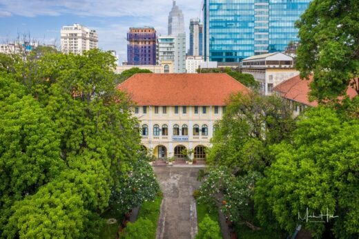 There is a school that specializes in nearly 150 years of life: Ancient architecture full of romance, if you want to come here, you must study very well!